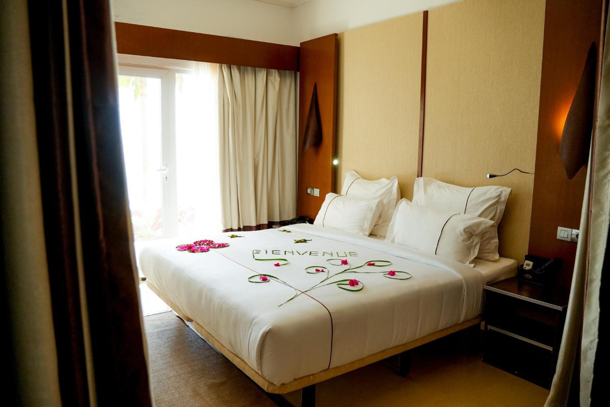 Iris Hotel Toubab Dialaw Buitenkant foto